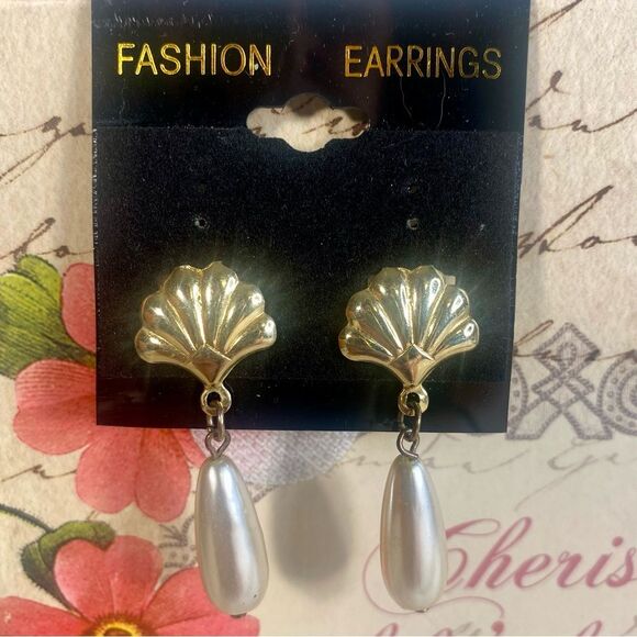 Vintage Gold Seashell and Faux Pearl Earrings Dangle Style Fashion Jewelry - Picture 1 of 4